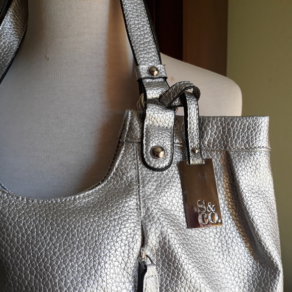 NWT Style&co. Silver hand bag. - Picture 4 of 6